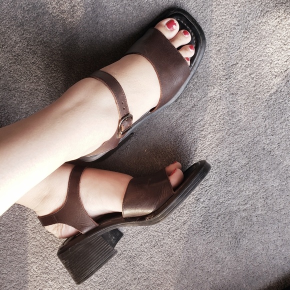 {SOLD!} VTG Leather Ankle Strap Heels - Picture 3 of 3